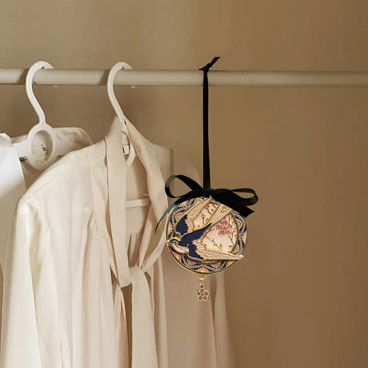 VA博物馆杏林春燕高级车载香薰女高级感新款持久留香香氛出风口专用 商品图3