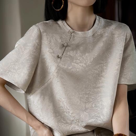 姹弥新中式提花斜襟盘扣上衣 提花纹理细腻如墨入画 彰显东方韵味 独特斜襟与盘扣设计完美融合 展现优雅气质 商品图4