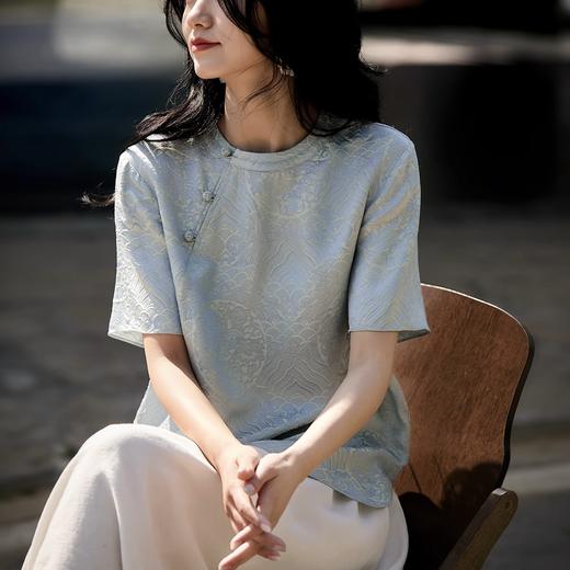 姹弥新中式提花斜襟盘扣上衣 提花纹理细腻如墨入画 彰显东方韵味 独特斜襟与盘扣设计完美融合 展现优雅气质 商品图3