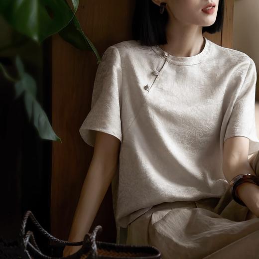 姹弥新中式提花斜襟盘扣上衣 提花纹理细腻如墨入画 彰显东方韵味 独特斜襟与盘扣设计完美融合 展现优雅气质 商品图2