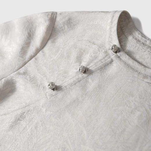 姹弥新中式提花斜襟盘扣上衣 提花纹理细腻如墨入画 彰显东方韵味 独特斜襟与盘扣设计完美融合 展现优雅气质 商品图6