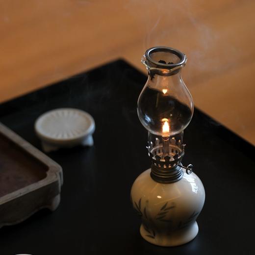 “添灯加财” 熏香炉套装（灯+3.5克海南蜜棋原材）以民国煤油灯为原型设计熏香炉，重现“隔火熏香”古法制香 商品图5