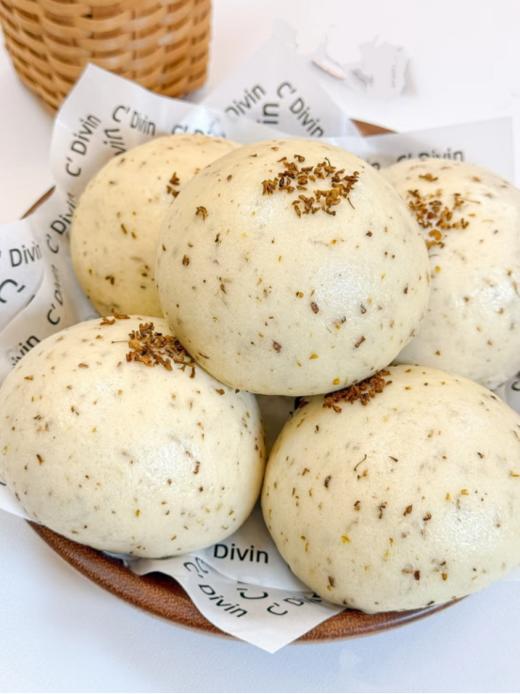 「一笼桂子香，半盏酒酿柔」29.9💰3袋整整15个【桂花酒酿馒头】米酒的微醺遇见面粉的绵柔☁️手工老面发酵，融入古法甜酒酿，香气层层沁润，蓬松如云朵的舌尖邂逅💕 商品图1