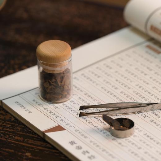 “添灯加财” 熏香炉套装（灯+3.5克海南蜜棋原材）以民国煤油灯为原型设计熏香炉，重现“隔火熏香”古法制香 商品图6