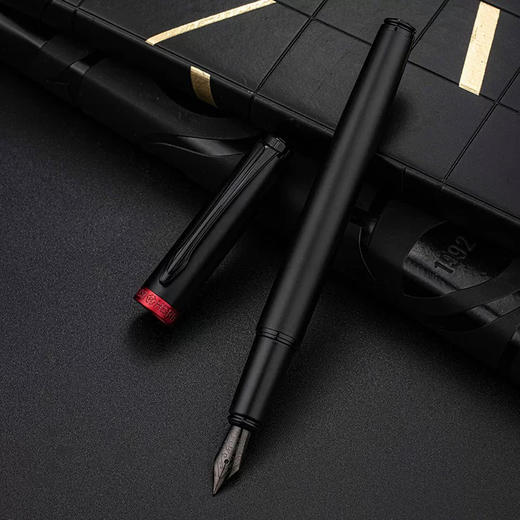 英雄E606墨水礼盒套装黑武士钢笔（颜色随机） 商品图1