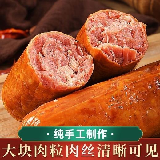 果木熏烤·青岛老式火腿 精选猪腱子肉 大颗肉粒肉丝 传统熏烤挂壁工艺 肉香十足分量感满满！ 商品图6