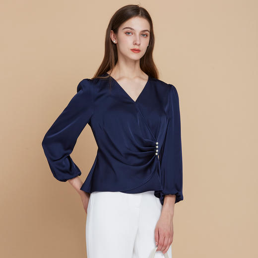【缎面通勤收腰上衣】EITIE爱特爱气质V领优雅蓝色秋季新款C2513824 商品图2