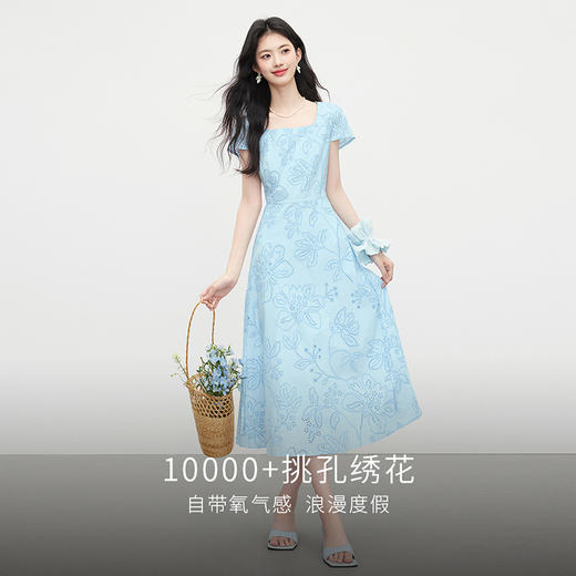 【专属特价】熙世界度假风挑孔绣花蓝色连衣裙女夏季新款法式U领显瘦收腰裙子 商品图2