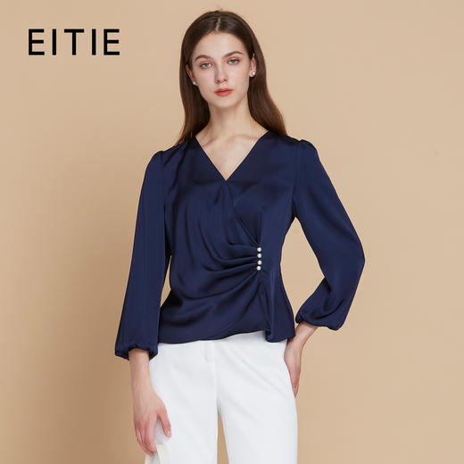 【缎面通勤收腰上衣】EITIE爱特爱气质V领优雅蓝色秋季新款C2513824 商品图0