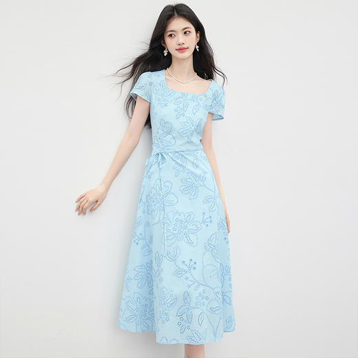 【专属特价】熙世界度假风挑孔绣花蓝色连衣裙女夏季新款法式U领显瘦收腰裙子 商品图3