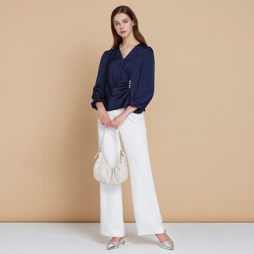 【缎面通勤收腰上衣】EITIE爱特爱气质V领优雅蓝色秋季新款C2513824 商品图3