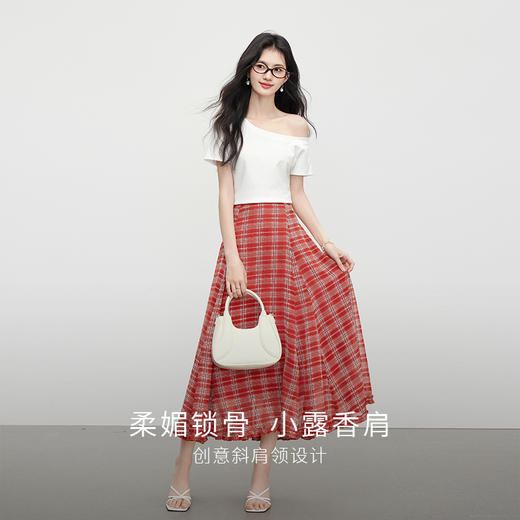【专属特价】熙世界小众不撞款穿搭套装女夏新款斜肩T恤红色格纹半身裙两件套 商品图2