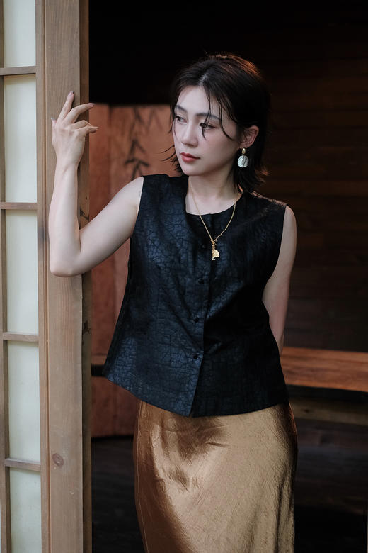 盛唐婧| 香云纱黑色龟裂纹百搭两面穿马甲 商品图3