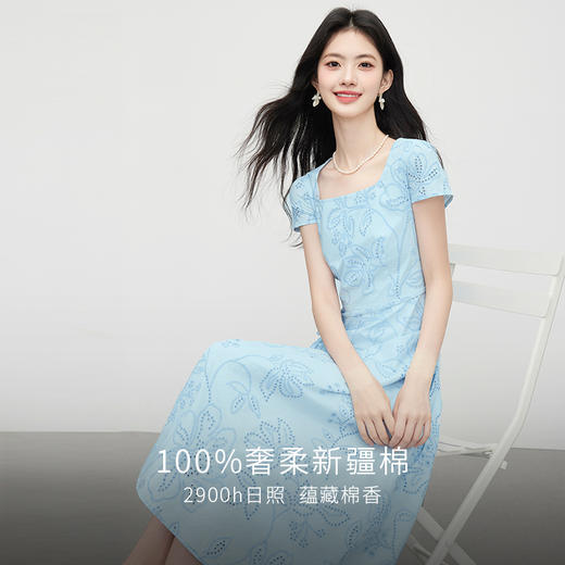 【专属特价】熙世界度假风挑孔绣花蓝色连衣裙女夏季新款法式U领显瘦收腰裙子 商品图1