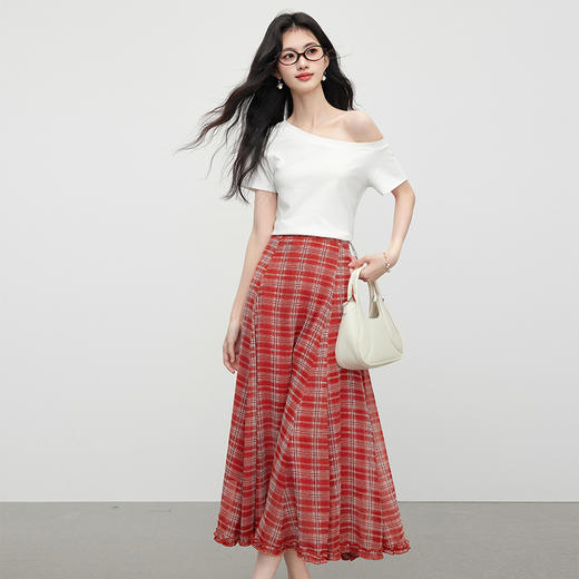 【专属特价】熙世界小众不撞款穿搭套装女夏新款斜肩T恤红色格纹半身裙两件套 商品图3
