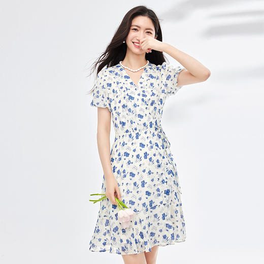 【07/16新品】熙世界法式蓝色碎花连衣裙女夏2025新款气质收腰裹身茶歇雪纺裙子 商品图3