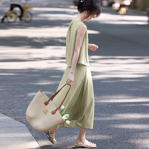 【专属特价】熙世界夏日松弛感套装女2025年新款休闲宽松无袖上衣半身裙两件套 商品图4