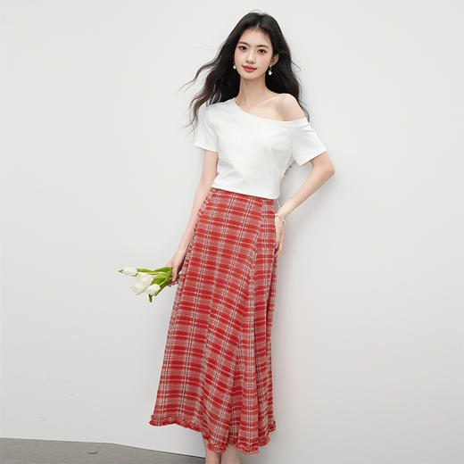 【专属特价】熙世界小众不撞款穿搭套装女夏新款斜肩T恤红色格纹半身裙两件套 商品图4
