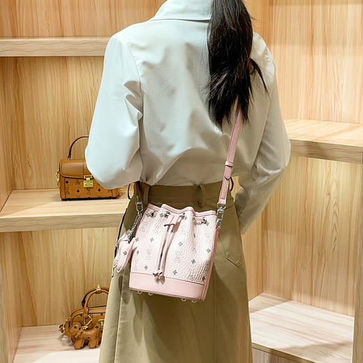 丁摩 【高品质】水桶包潮牛皮印花洋气小众设计高级感手提斜挎包5ZF-976 商品图3