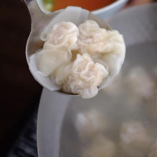 【泡泡馄饨】坚持手工现包，不加任何防腐剂，每一张小馄饨皮都是手工擀的，薄透爽滑 精选猪后腿肉，人工剁馅，简单调味更安心，皮要擀的特别薄，必须能透光。没有几十年的手艺，做不到的呦. 商品图2