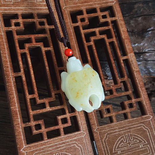【天然正品】天然新疆籽料细腻油润度佳长寿龟（招财、保平安）和田玉吊坠项链35.5*27.2*12.0MM（皆取最大值）中性款现售价：3880！010725NJM16 商品图10