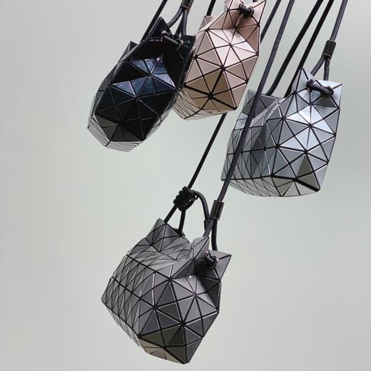 点此购买 三宅一生女士豆腐单肩斜挎包 xg 324225 商品图9