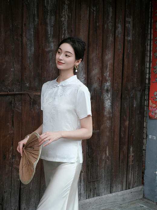 盛唐婧| 新中式小立领斜襟百搭拼接提花上衣-白色 商品图3