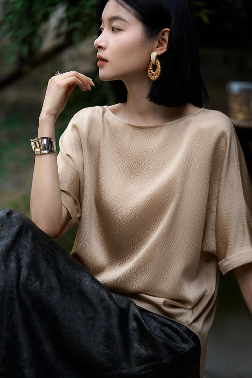 品牌订单真桑蚕丝天丝醋酸一字领上衣简约高级 商品图4