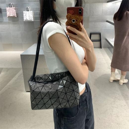点此购买 三宅一生女士豆腐单肩斜挎包 xg 324225 商品图7