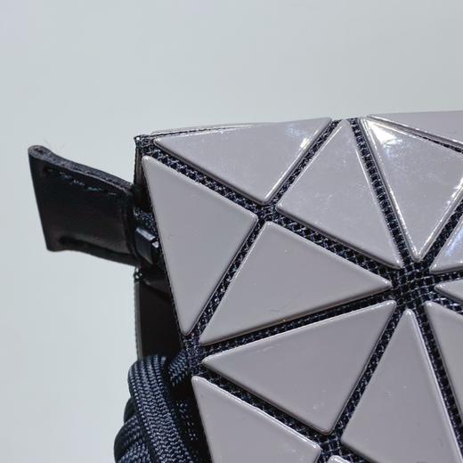 点此购买 三宅一生女士豆腐单肩斜挎包 xg 324225 商品图14