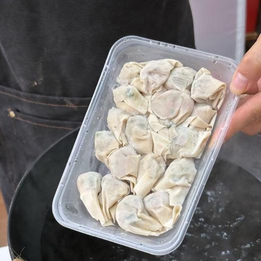 【泡泡馄饨】坚持手工现包，不加任何防腐剂，每一张小馄饨皮都是手工擀的，薄透爽滑 精选猪后腿肉，人工剁馅，简单调味更安心，皮要擀的特别薄，必须能透光。没有几十年的手艺，做不到的呦. 商品图3
