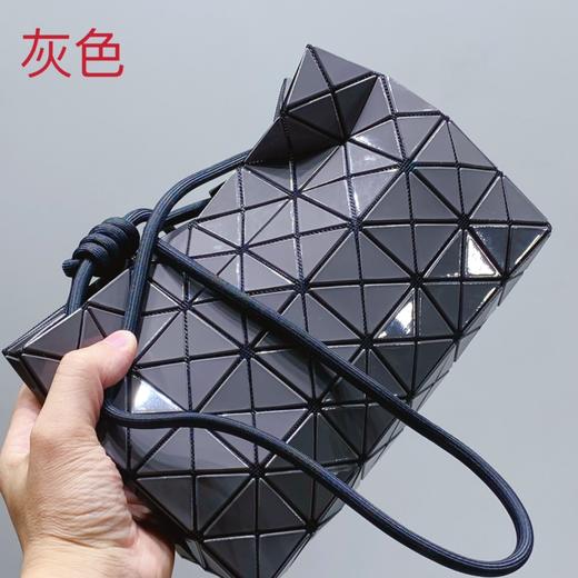 点此购买 三宅一生女士豆腐单肩斜挎包 xg 324225 商品图3