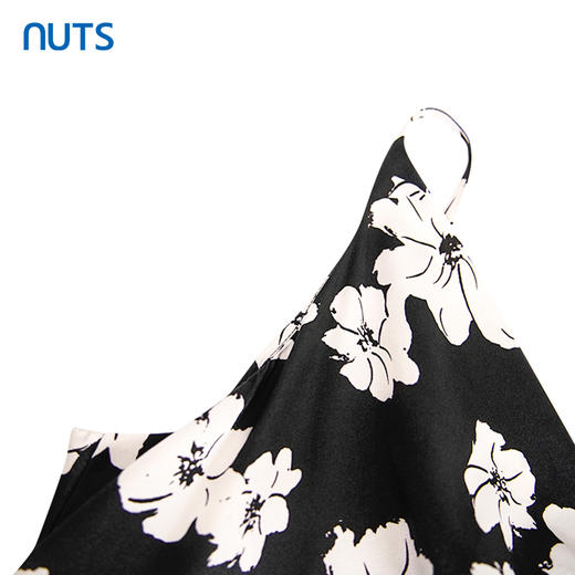 NUTS商场同款夏季黑白拼色时尚气质宽松碎花吊带连衣裙428102211 商品图3