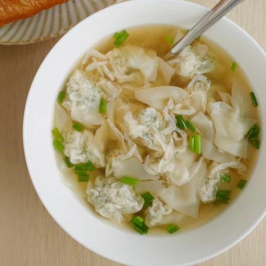 【泡泡馄饨】坚持手工现包，不加任何防腐剂，每一张小馄饨皮都是手工擀的，薄透爽滑 精选猪后腿肉，人工剁馅，简单调味更安心，皮要擀的特别薄，必须能透光。没有几十年的手艺，做不到的呦. 商品图5