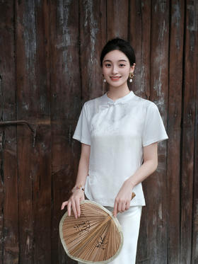 盛唐婧| 新中式小立领斜襟百搭拼接提花上衣-白色