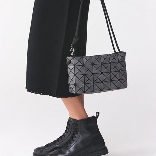 点此购买 三宅一生女士豆腐单肩斜挎包 xg 324225 商品图6