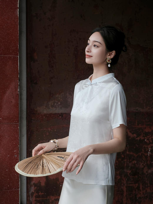 盛唐婧| 新中式小立领斜襟百搭拼接提花上衣-白色 商品图2