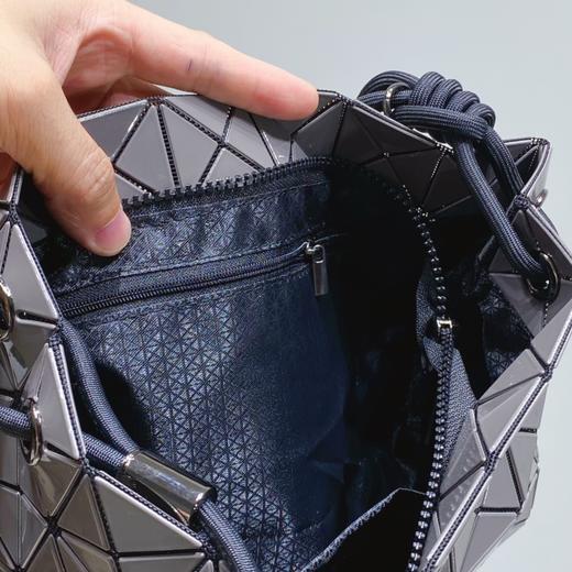 点此购买 三宅一生女士豆腐单肩斜挎包 xg 324225 商品图12