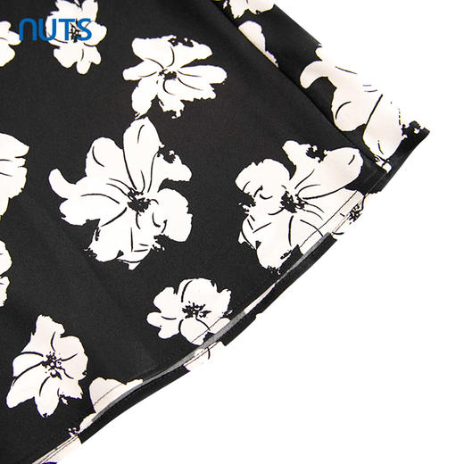 NUTS商场同款夏季黑白拼色时尚气质宽松碎花吊带连衣裙428102211 商品图4