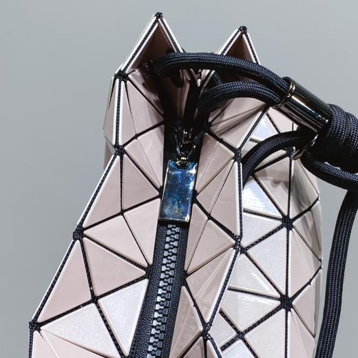 点此购买 三宅一生女士豆腐单肩斜挎包 xg 324225 商品图13