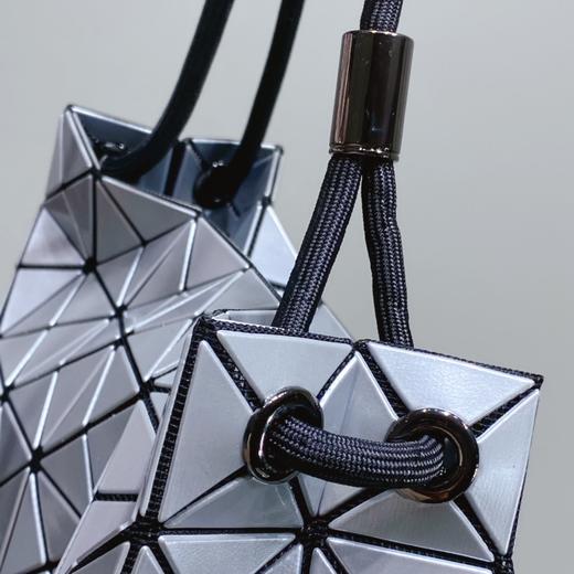 点此购买 三宅一生女士豆腐单肩斜挎包 xg 324225 商品图11