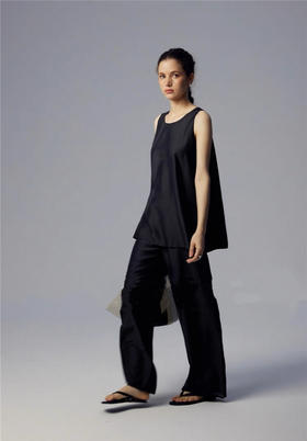 【The Row】简约天丝无袖背心➕一片式空气裤 /套装。黑色。白色背心338元。裤子398元