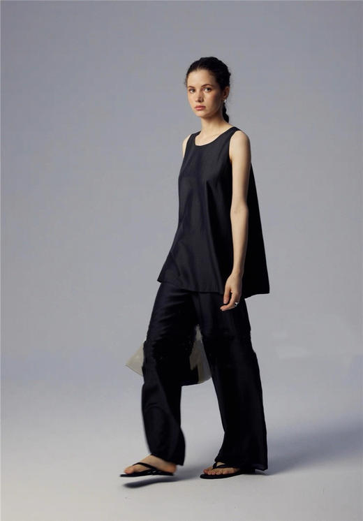 【The Row】简约天丝无袖背心➕一片式空气裤 /套装。黑色。白色背心338元。裤子398元 商品图0