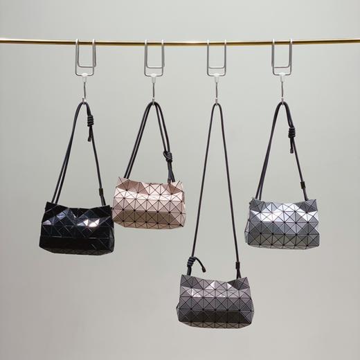 点此购买 三宅一生女士豆腐单肩斜挎包 xg 324225 商品图0