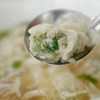 【泡泡馄饨】坚持手工现包，不加任何防腐剂，每一张小馄饨皮都是手工擀的，薄透爽滑 精选猪后腿肉，人工剁馅，简单调味更安心，皮要擀的特别薄，必须能透光。没有几十年的手艺，做不到的呦. 商品缩略图4