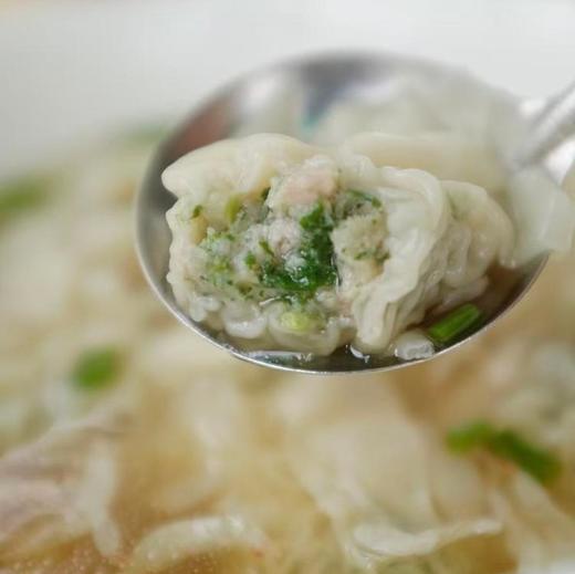 【泡泡馄饨】坚持手工现包，不加任何防腐剂，每一张小馄饨皮都是手工擀的，薄透爽滑 精选猪后腿肉，人工剁馅，简单调味更安心，皮要擀的特别薄，必须能透光。没有几十年的手艺，做不到的呦. 商品图4