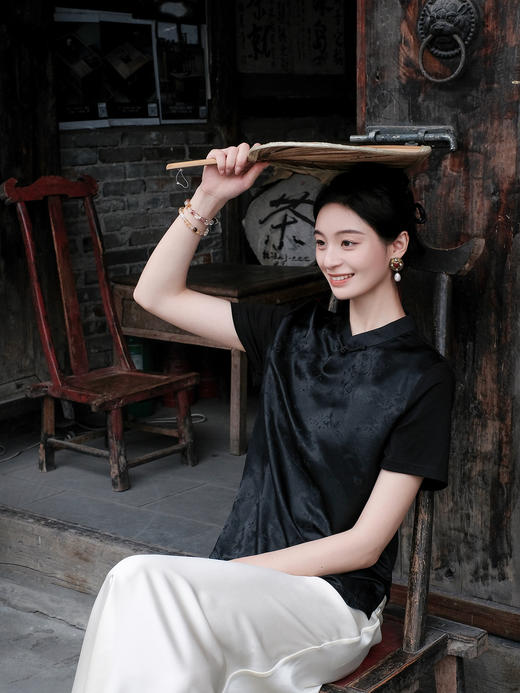 盛唐婧| 新中式小立领斜襟百搭拼接提花上衣-黑色 商品图1