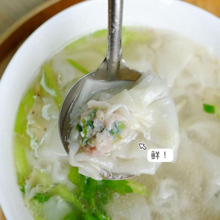【泡泡馄饨】坚持手工现包，不加任何防腐剂，每一张小馄饨皮都是手工擀的，薄透爽滑 精选猪后腿肉，人工剁馅，简单调味更安心，皮要擀的特别薄，必须能透光。没有几十年的手艺，做不到的呦.