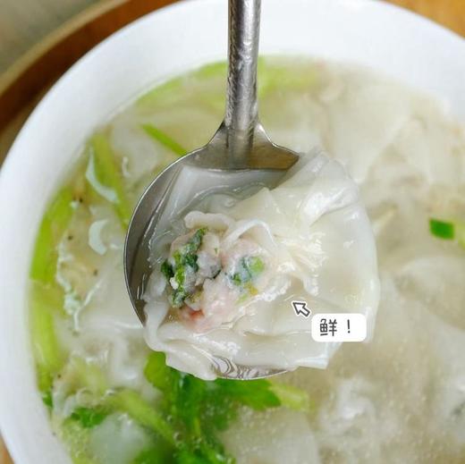 【泡泡馄饨】坚持手工现包，不加任何防腐剂，每一张小馄饨皮都是手工擀的，薄透爽滑 精选猪后腿肉，人工剁馅，简单调味更安心，皮要擀的特别薄，必须能透光。没有几十年的手艺，做不到的呦. 商品图0