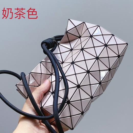 点此购买 三宅一生女士豆腐单肩斜挎包 xg 324225 商品图2